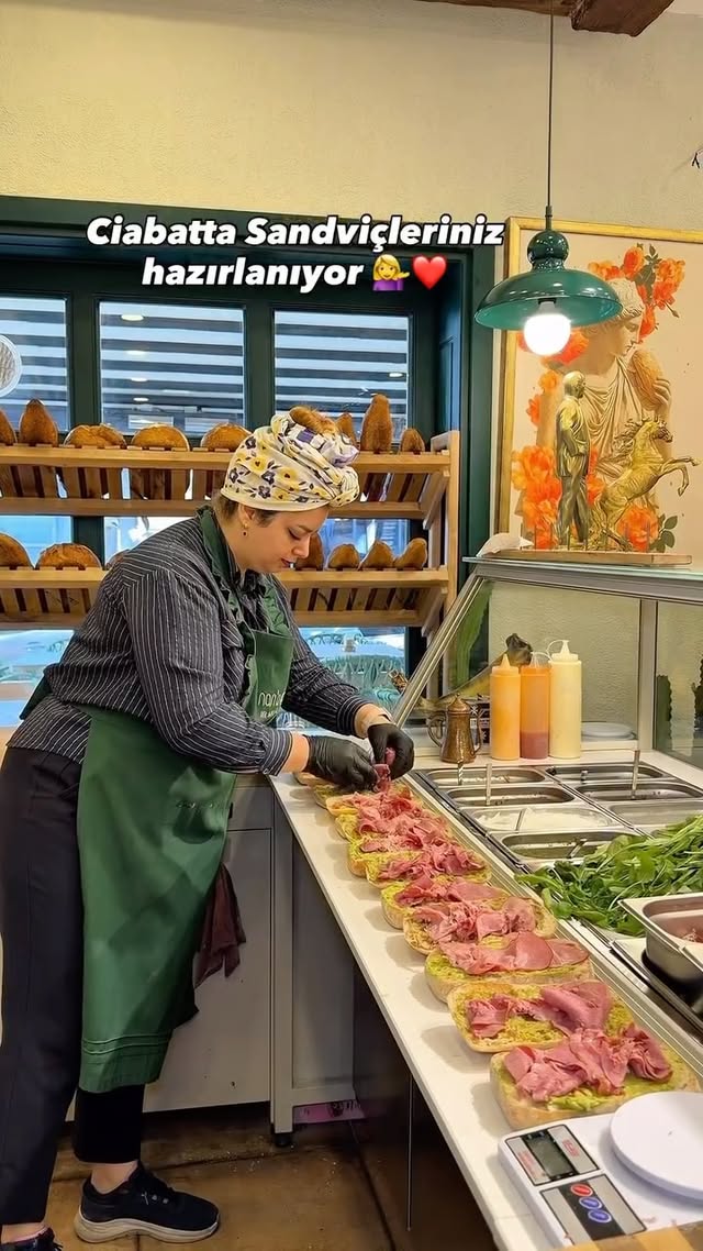 Ciabatta sandviç siparişleriniz hazırlanıyor 🥰 Özel günlerinizde , toplu siparişlerinizde , iş arkad…
