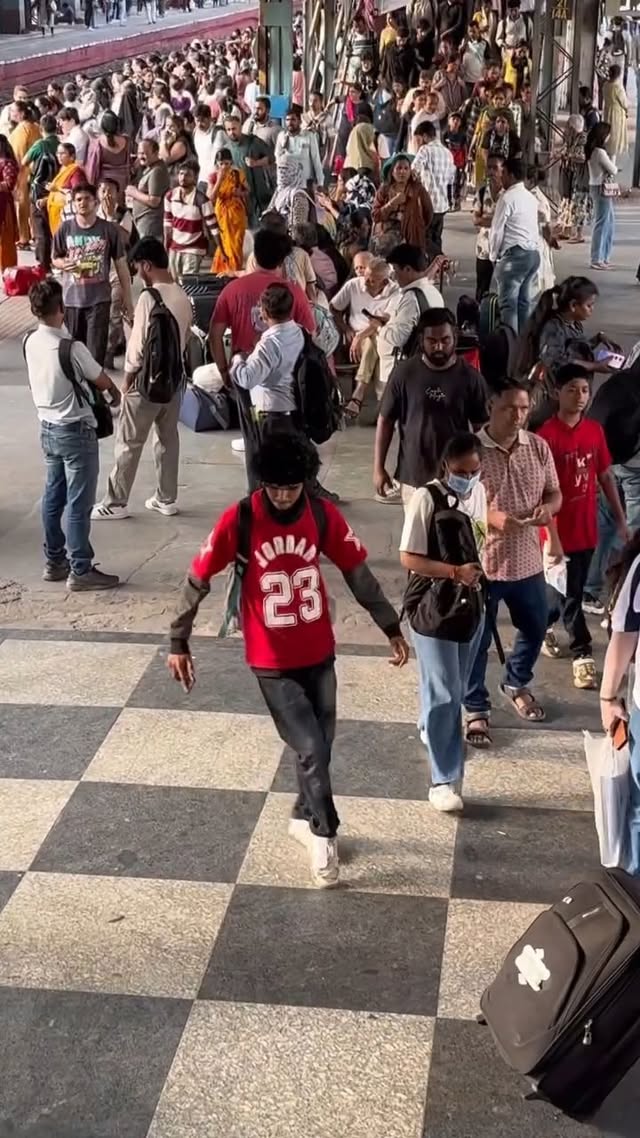 The CD landed in such a way that four people would have been surprised to see it.😃🕺 . . #viral #moon…