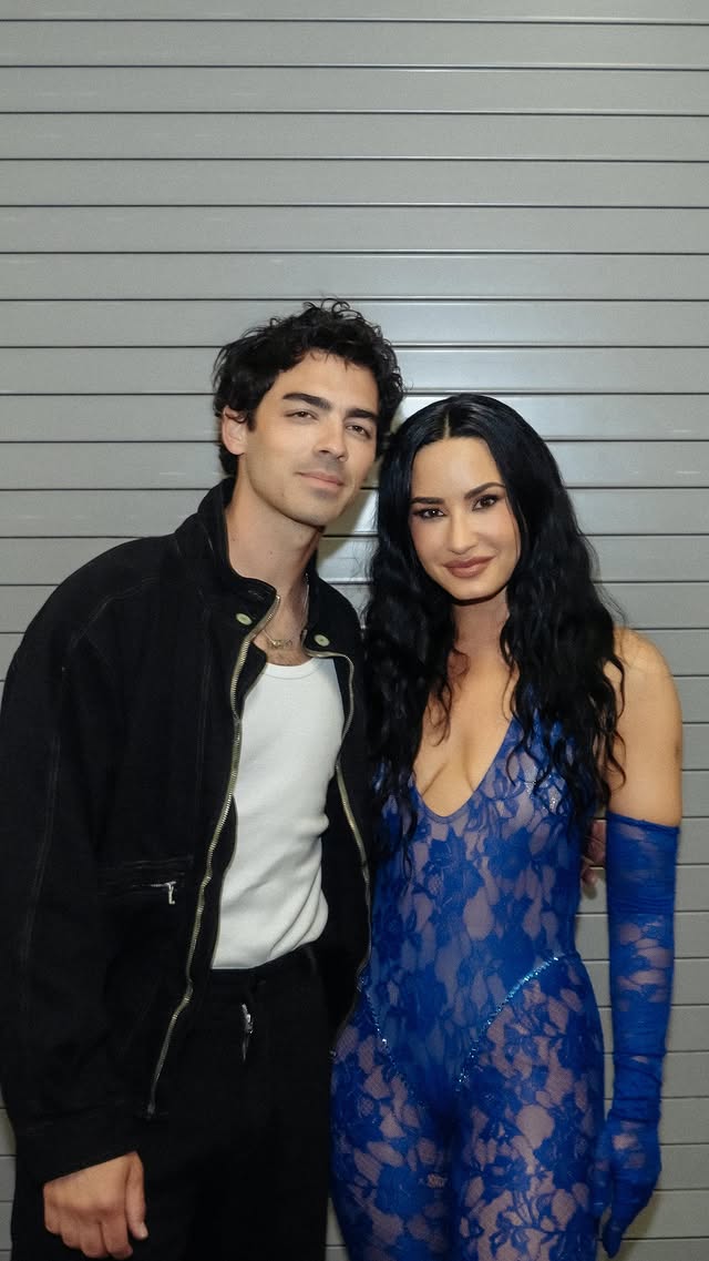my friends are saying shut up demi just get in the car 🤍🤍🤍🤍