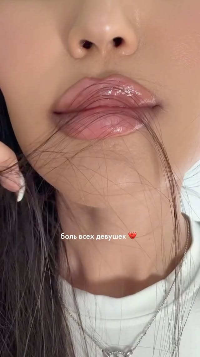 Комбо на губах: Карандаш от @sensulu.cosmeticss в оттенке 02 тинт от Rhode в оттенке toast 🤍