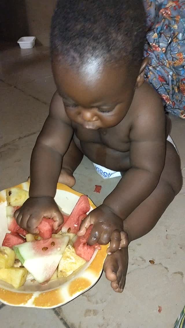 BABY LIAN EATING FRUIT 🍓🍑 FOR THE FIRST TIME AND HE LOVES IT FROM HIS EXPRESSION 💋💋💋