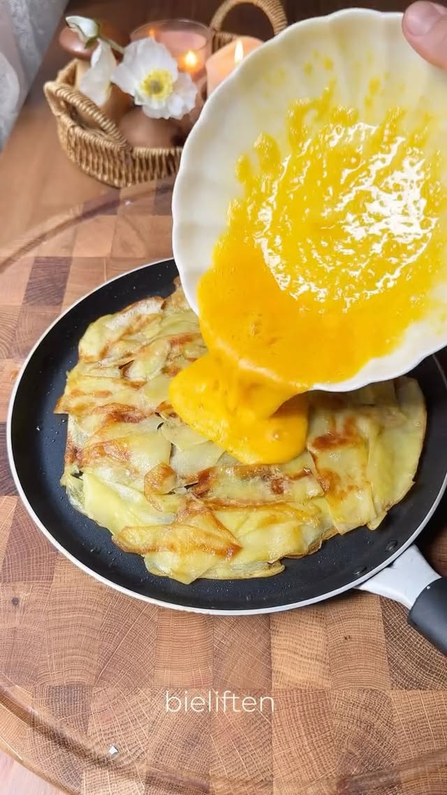 Çok pratik lezzetli bir kahvaltılık yapıyoruz 😍 Bunun için ihtiyacımız olan; 1 adet patates Kaşar pe…