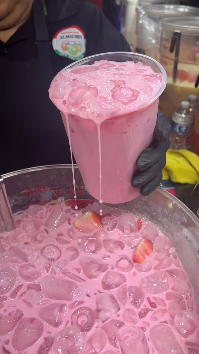 Fresh Strawberries and Cream @fresh_michel.aguas_el_machin @losfeliznightmarket