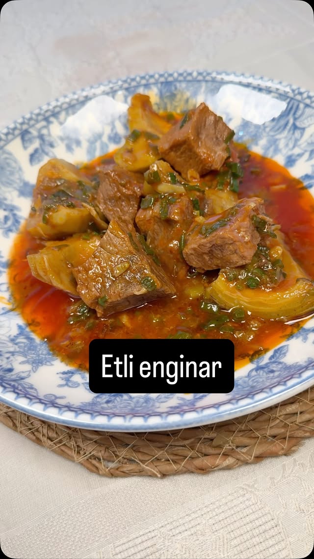@pirge1879 iş birliği Etli enginar . 1 kg dana kontrfile . 2 demet taze soğan . 1 çay bardağı zeytin…