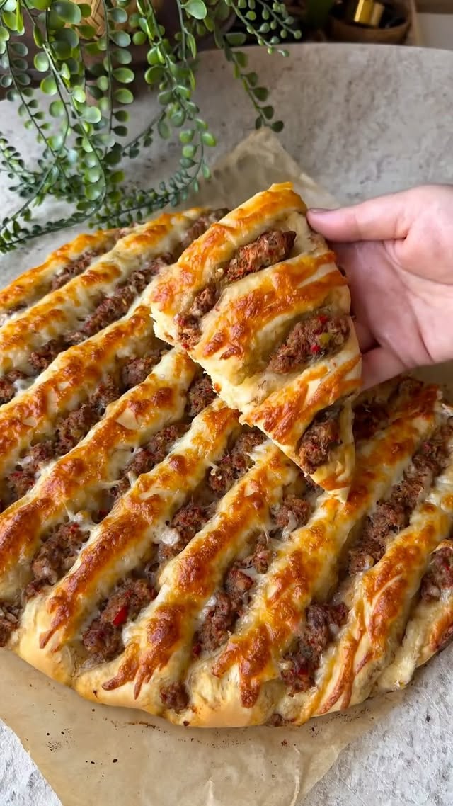 Hem görüntüsü hem de lezzetiyle çok seveceğiniz o tepsi pidesi😍 Lahmacun Pide Malzemeler 1 su bardağ…