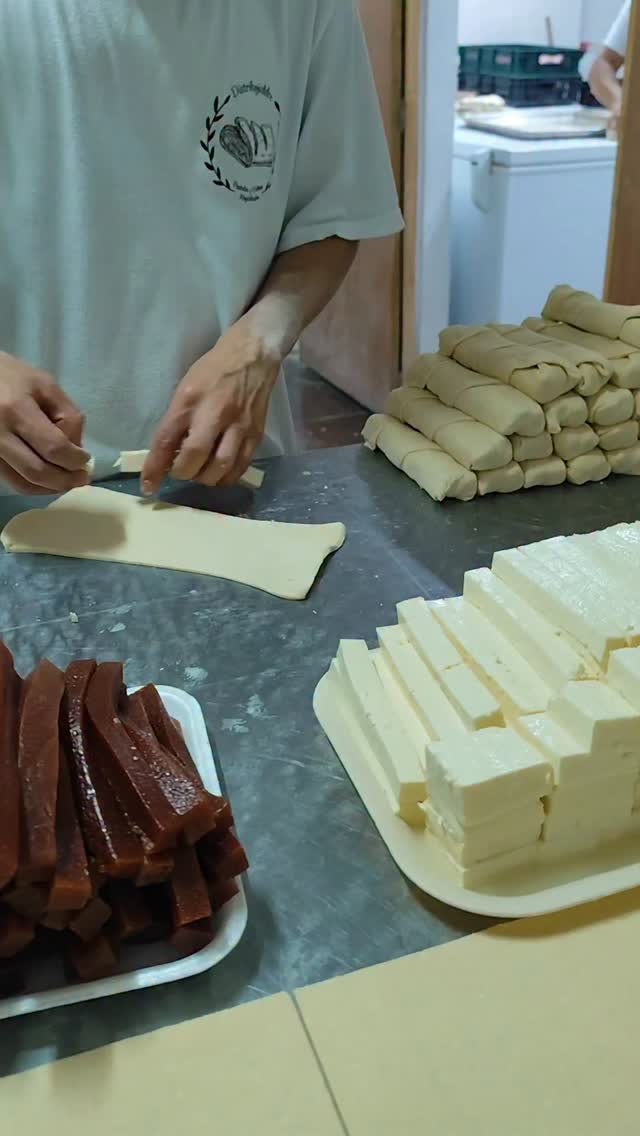 Así es un día común en producción Todo en hojaldre ✓pasteleria hojaldrada ✓palitos de queso ✓ panzer…