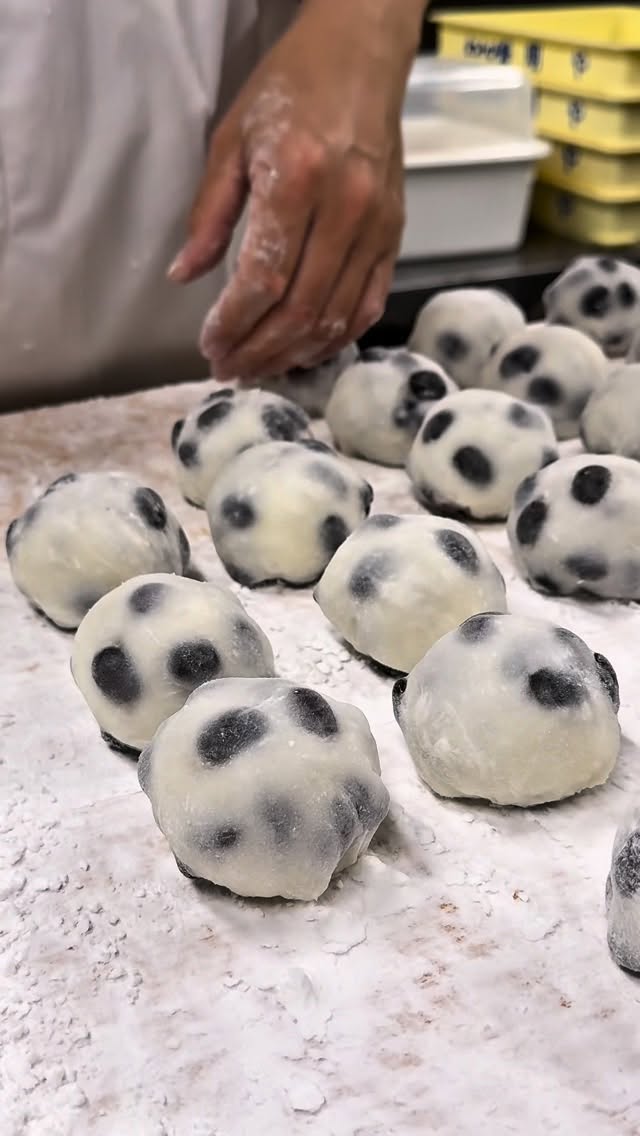 【巨大餅つき機で作る絶品の豆大福！】 今回ご紹介するお店は 愛知県一宮市にある明やさんです！ 注文したのは⬇️ 【豆大福】（1個）300円 40年以上前から使用している 巨大餅つき機で毎朝つきたてのお…
