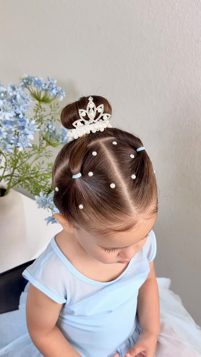 A princess hairstyle that’s easy to do and comes out so beautiful every single time! 👑🩷 #toddlerhair…