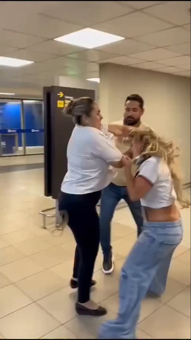 Riña entre mujeres en el Aeropuerto Castro Pinto se vuelve viral en Brasil Un video que circula con …