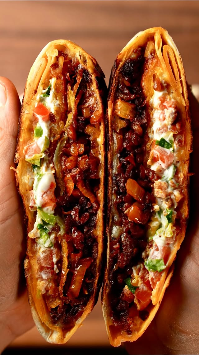 Kartoffelpuffer-Crunchwrap Das brauchst du: Für das Hack: 50 g Sojagranulat (trocken) 50 g Walnüsse,…