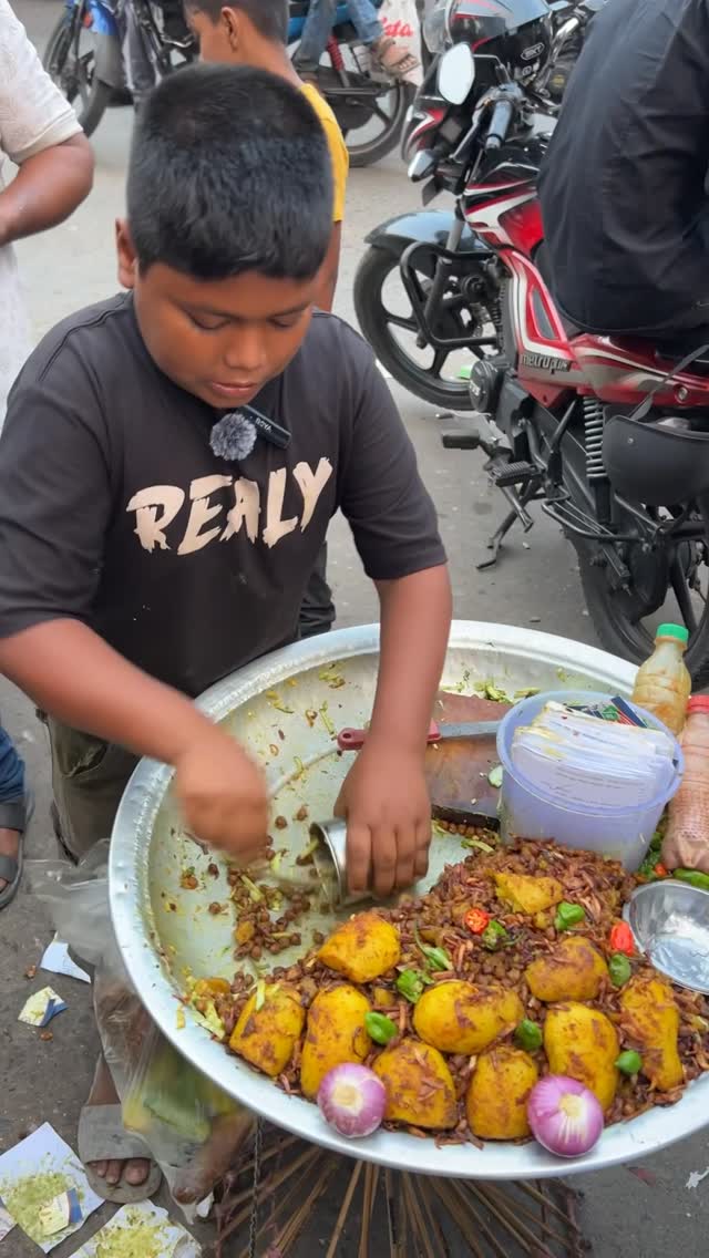 ১১ বছর বয়সে ছোলা বুট বিক্রি করে স্বাবলম্বী সুজন #reelsviralシ #reelsfbシ #reelsviral #reels #shorts
