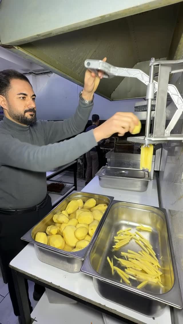 @mer_askebap ta @sinirsizdogan ile işyeri yanmadan önce çektiğimiz video! İnşallah yakın zamanda dah…