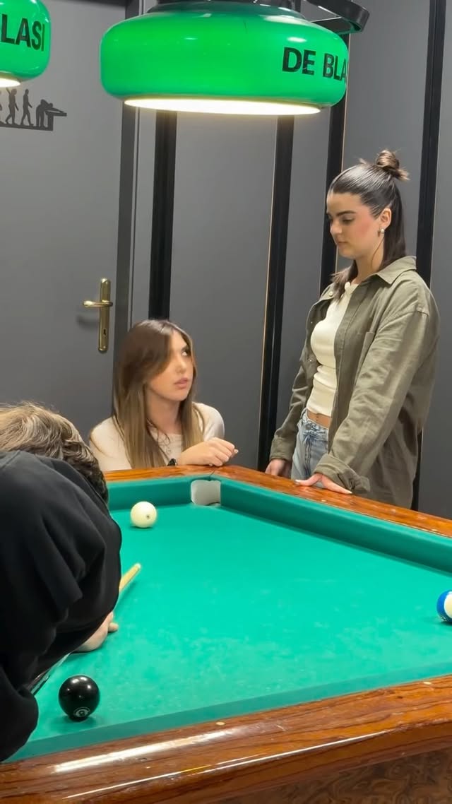 Gli uomini: precisione, calma e silenzio… 🎱😌 Le donne al di Ruvo: forza, caos e spettacolo 😂🔥 E alla…