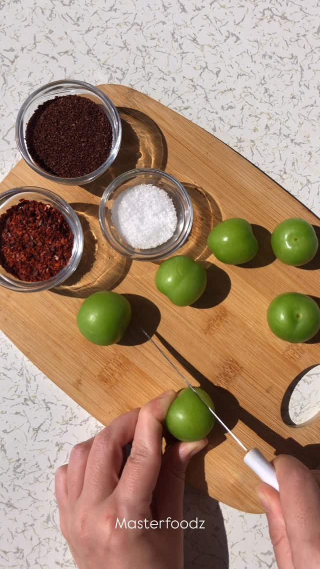 Eriği bir de böyle deneyin 🤤 Erikleri kesip üzerine limon suyu, tuz, sumak ve pul biber ekleyip karı…