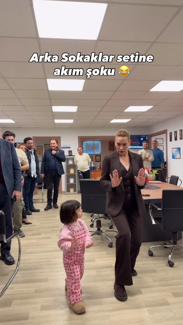 Arka Sokaklar görevde… set ortamı + 3 yaş enerjisi = sonuç bu 😂 . . . Sevgili @eebrucundubeyoglu ‘yl…