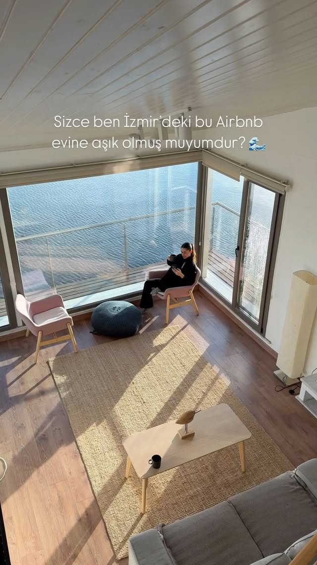 📍Urla’da bulanan bir @airbnb evi.🤍 #reklam 🌊Kahvenizi içerken denizin içindeymişsiniz gibi hissedece…