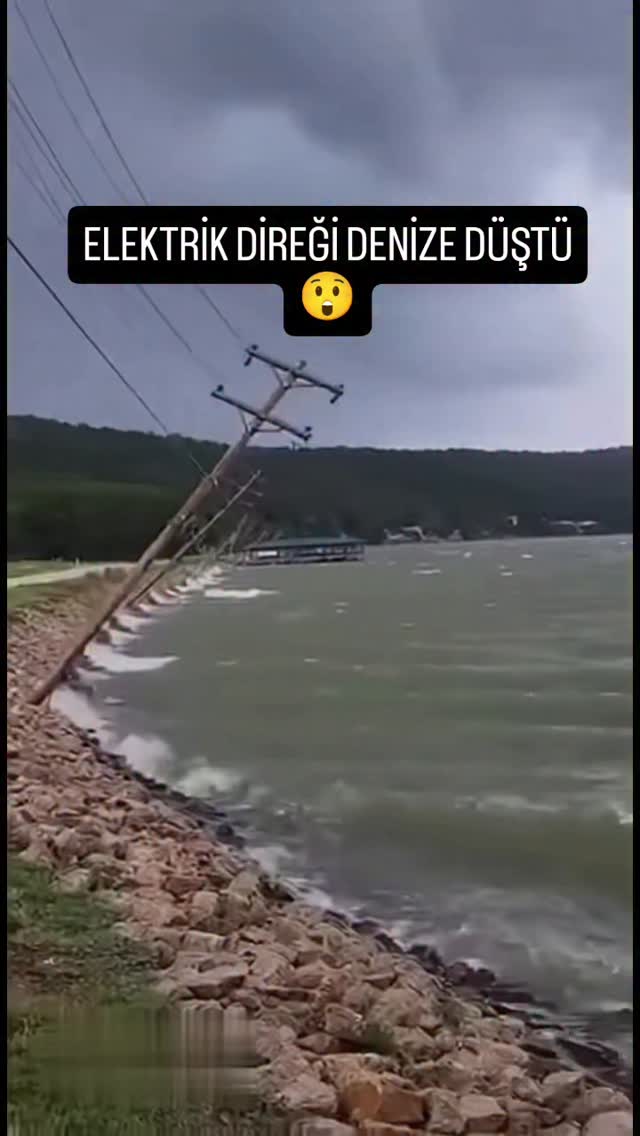 ELEKTRİK DİREĞİ DENİZE DÜŞTÜ 😲 Bilimsel ve Teknik Açıklama Metni Fırtına ve şiddetli rüzgar nedeniyl…