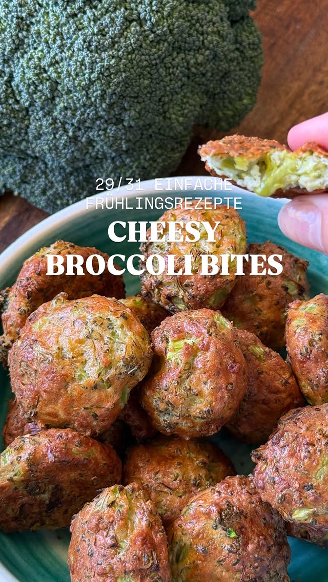 29/31 – Cheesy Broccoli Bites Du brauchst 1 Brokkoli 200 g geriebenen Mozzarella 1 Ei 2 EL Speisestä…