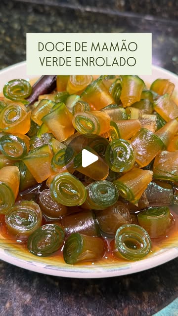 DOCE DE MAMÃO VERDE ENROLADO INGREDIENTES: - 1 mamão verde (sem sementes) 700g - 500g de açúcar cris…