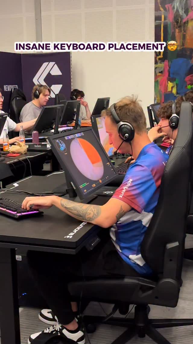 How does he play like this?? 😳 #cs2 #counterstrike #gaming #esports