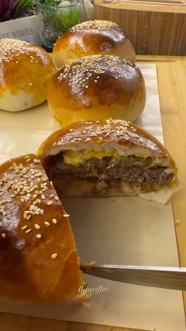 Kapalı hamburger yaptım… ama içi olay 🔥 Yumuşacık ekmek + sulu köfte + eriyen peynir… Kaydedip denem…