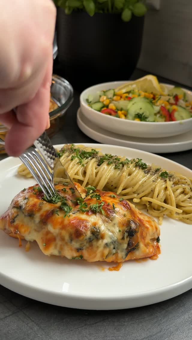 Merhaba herkese ❤️ Hallo zusammen, 🇹🇷Fırında Mantarlı, Ispanaklı ve Biberli Tavuk Pesto Soslu Kremal…