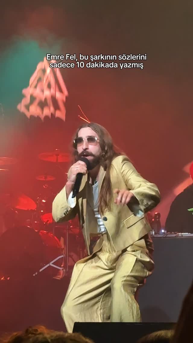 “Bir güldün beni geri döndürdün” Emre Fel, bu şarkının sözlerini sadece 10 dakikada yazmış. Konserde…