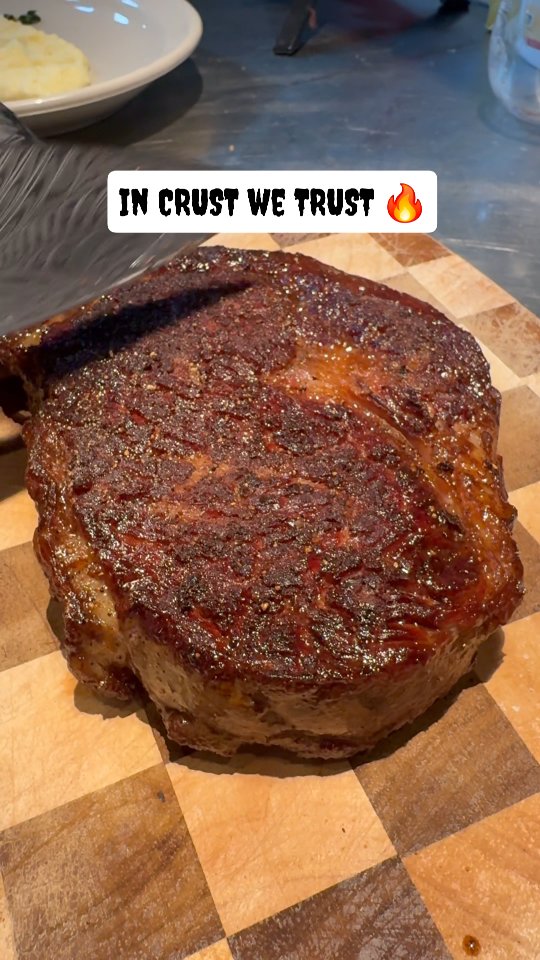 Do you agree that a perfect crust + medium-rare is the ultimate steak combo? 🥩🔥 . 📸 Via Douyin/91563…