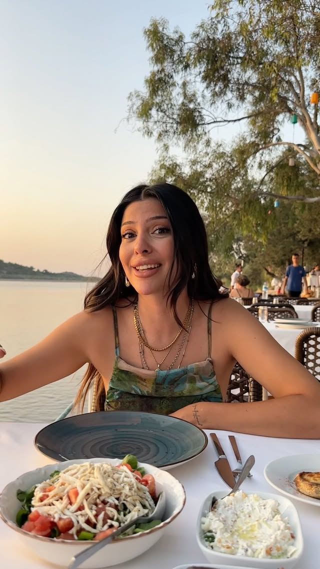 DİKİLİ @sunarinyeri Dikili’de Bademli köyünde koyda bulunan mekanın konumu efsane. Günün en güzel ba…