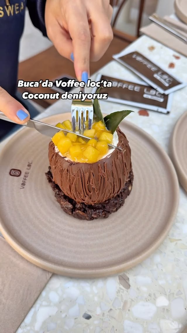 Buca’da yeni açılan konseptini çok beğendiğimiz o kafeye geldik; @voffeeloc reklam Coconut: 300₺ Çil…