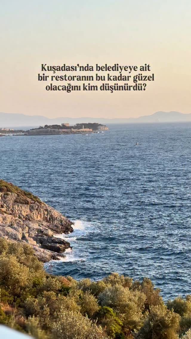 Kuşadası’nda belediyeye bağlı ama hem manzarası hem lezzetiyle bizi gerçekten şaşırtan bir restoran:…