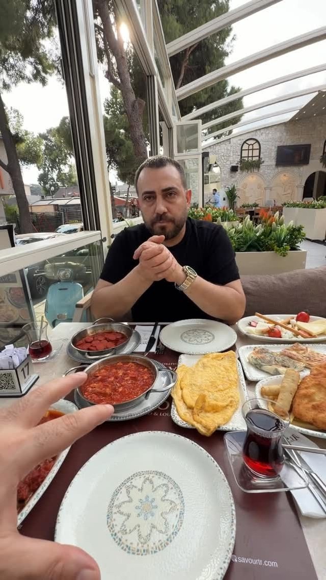 Savour’da kişi sınırı olmadan sunulan zengin kahvaltı, taptaze ürünlerden oluşan serpme lezzetleri, …