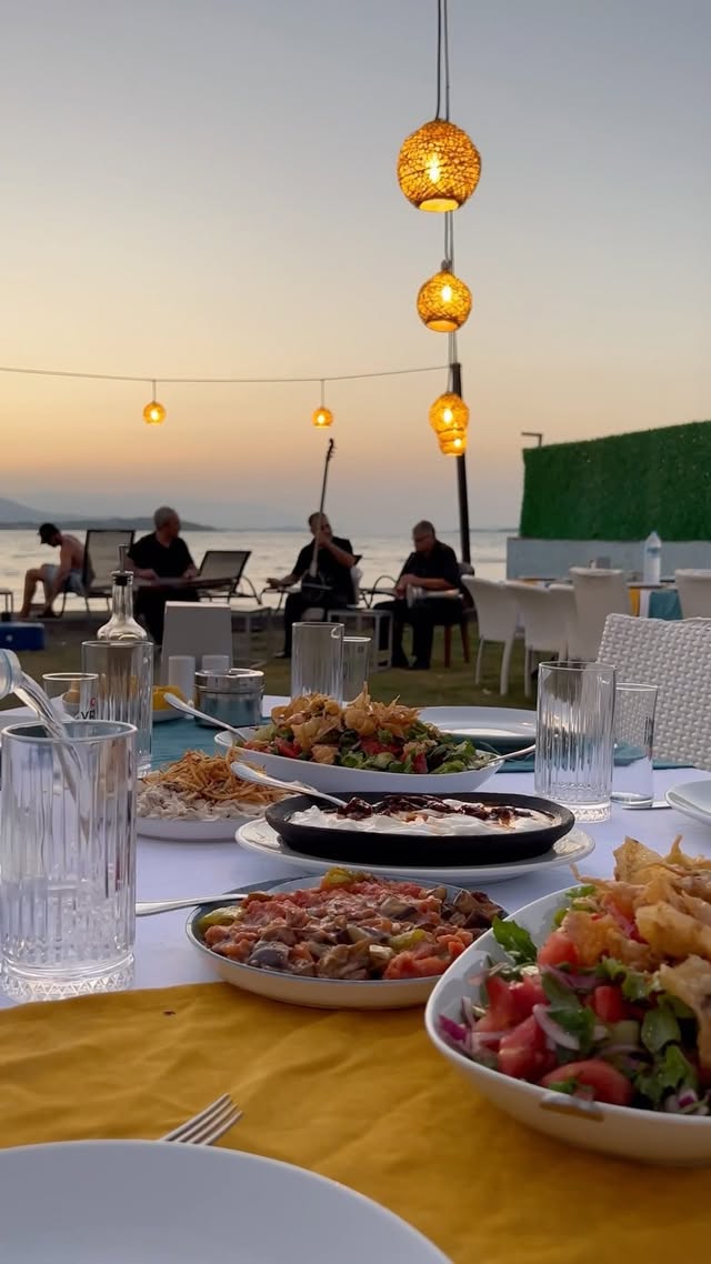 Gün batımlarında denize sıfır restoranımızın lezzetlerine şahit olun. 😌😍 Konaklama imkanı da mevcutt…
