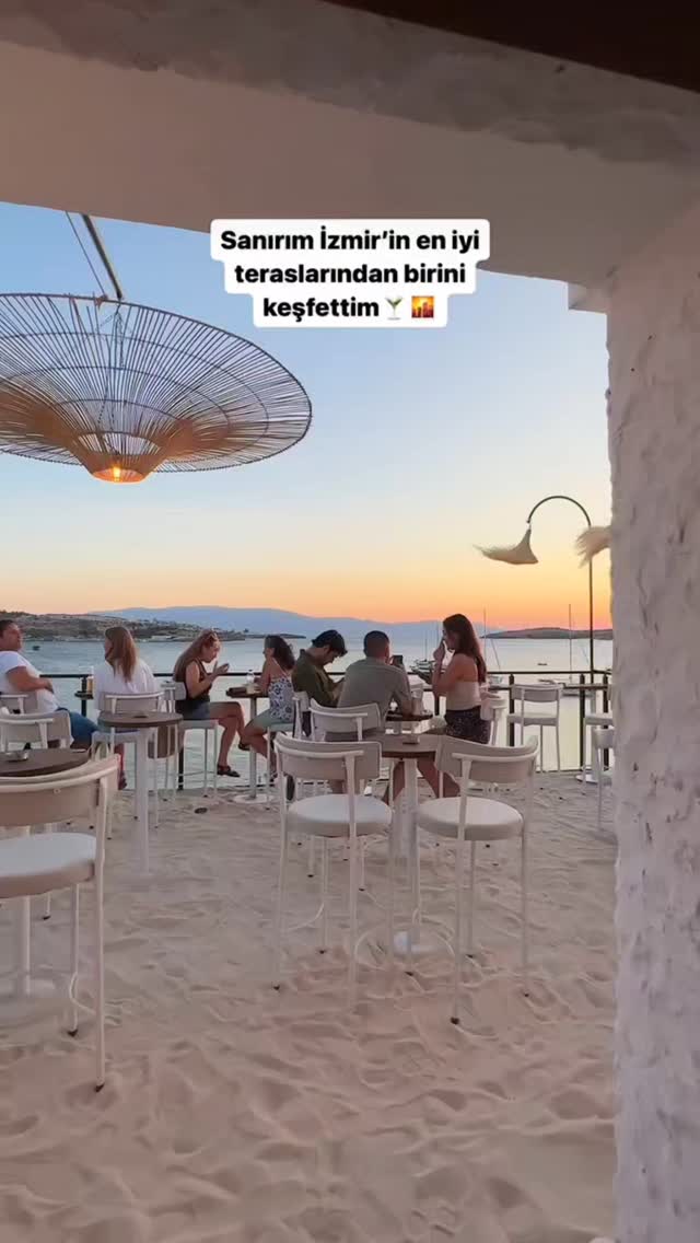 Yaz mevsimi yaklaşıyor kaydet lazım olur 😉 Eski Foça @soiroof bar Muhteşem manzarası gün batımı eşli…