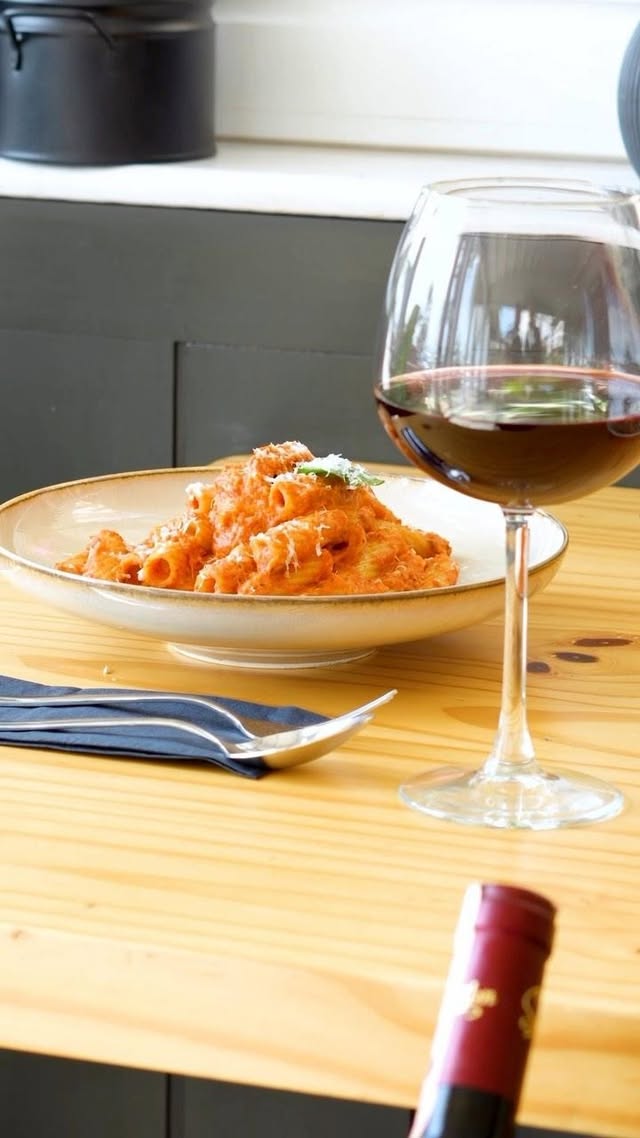 La squisita armonia del vino con i TORTIGLIONI AL NORMA #bertospizzeria #pizza #makarna #kırmızışara…