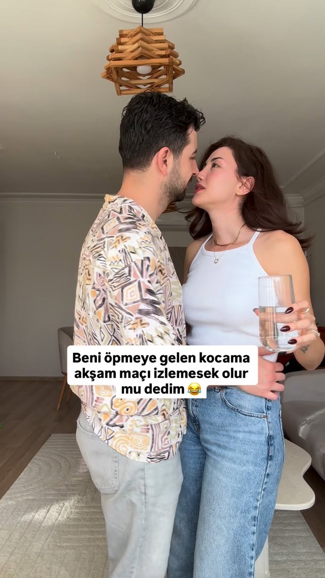 Ne oldu yaa 😂😂 . . . . #husbandandwife #marriedlife #footballtime #husband #couple