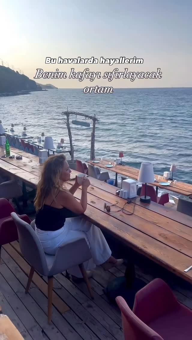 Benim kafamı sıfırlayan yerler tam olarak böyle… 🌊✨ Denizin sesi, hafif esen rüzgar ve hiçbir şey dü…
